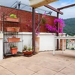 Διαμέρισμα Lisa's Stylish Floor Flat & Double Pool