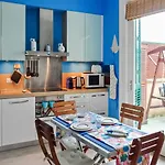 Lisa's Stylish Floor Flat & Double Pool