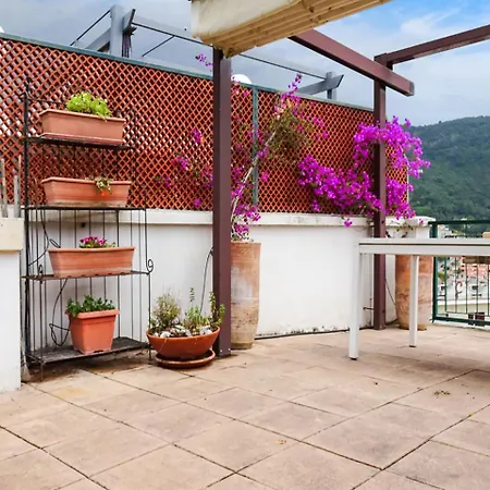 Apartament Lisa's Stylish Floor Flat & Double Pool