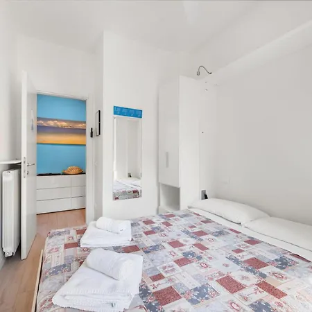 Lisa's Stylish Floor Flat & Double Pool Apartament