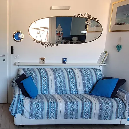Apartament Lisa's Stylish Floor Flat & Double Pool