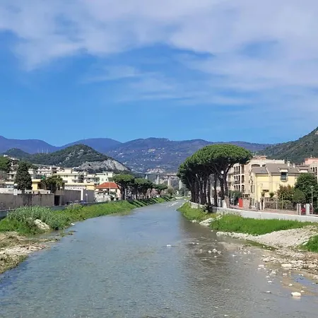 Lisa's Stylish Floor Flat & Double Pool Apartament Pietra Ligure